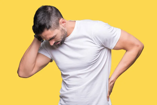 Schöner Mann Mit Weißem Shirt Über Gelbem Hintergrund Der Unter — Stockfoto