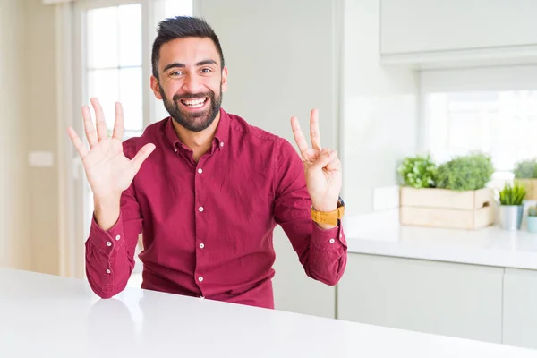 Yakışıklı Spanyol Adamı Gösteren Parmakları Ile Işaret Ederken Yedi Numara — Stok fotoğraf