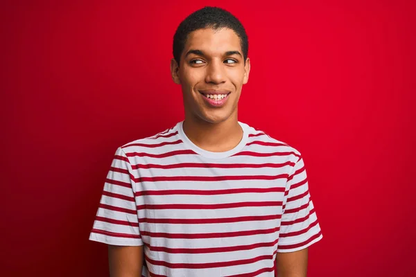 Ung Vacker Arabisk Man Bär Randig Shirt Över Isolerad Röd — Stockfoto