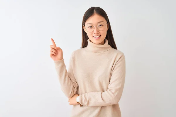 Mujer China Joven Con Jersey Cuello Alto Gafas Sobre Fondo —  Fotos de Stock