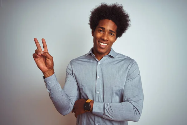 Jovem Americano Africano Com Cabelo Afro Vestindo Camisa Cinza Sobre — Fotografia de Stock