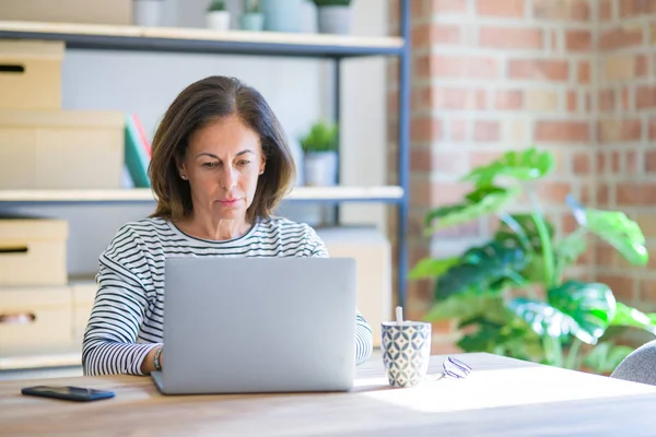 Mulher Idosa Meia Idade Sentada Mesa Casa Trabalhando Usando Laptop — Fotografia de Stock