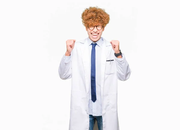 Joven Hombre Científico Guapo Con Gafas Emocionadas Por Éxito Con — Foto de Stock