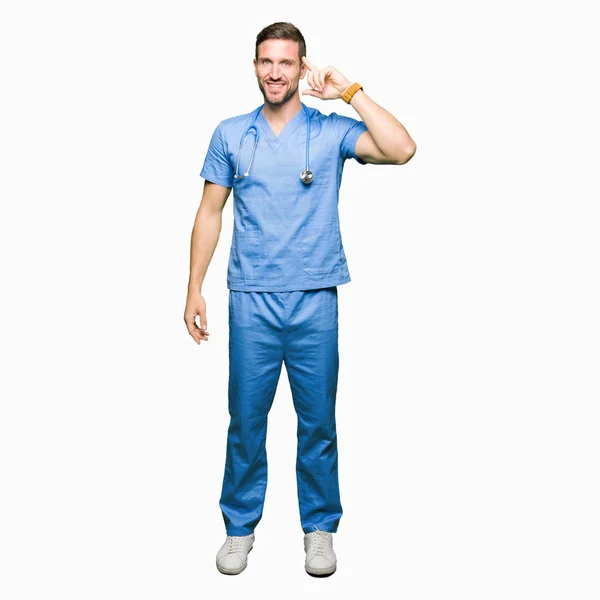 Muž Pohledný Doktor Lékařských Uniformě Nad Izolované Pozadí Úsměvem Ukazující — Stock fotografie