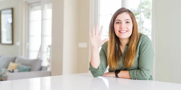 Hermosa Joven Casa Mostrando Señalando Hacia Arriba Con Los Dedos —  Fotos de Stock