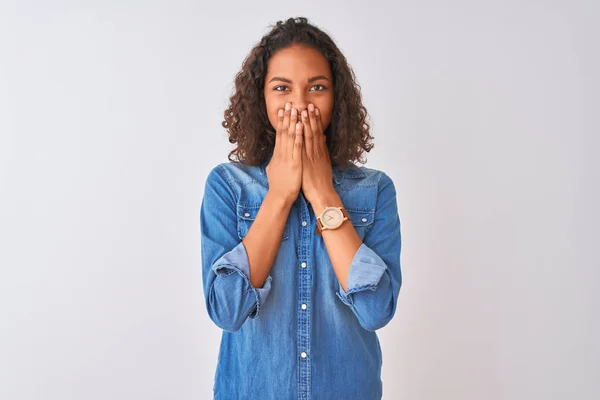 Mujer Brasileña Joven Con Camisa Mezclilla Pie Sobre Fondo Blanco — Foto de Stock