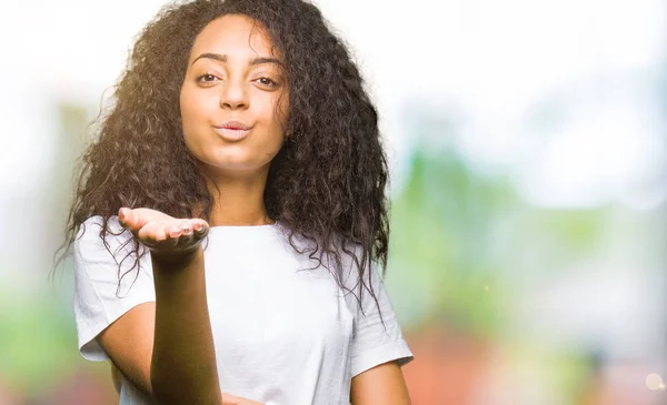 Jeune Belle Fille Aux Cheveux Bouclés Portant Shirt Blanc Décontracté — Photo