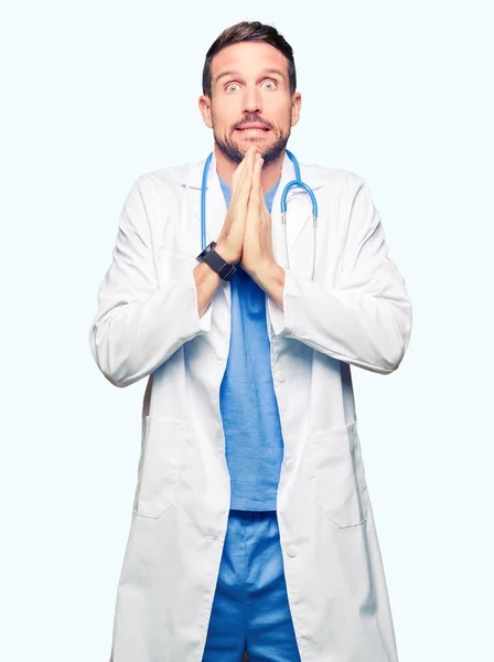 Bello Medico Uomo Indossa Uniforme Medica Sfondo Isolato Pregando Con — Foto Stock