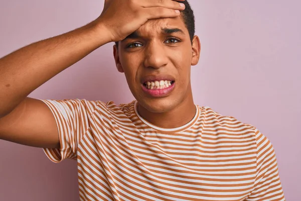 Homem Árabe Bonito Jovem Vestindo Camiseta Listrada Sobre Fundo Rosa — Fotografia de Stock