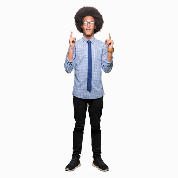 Jovem Homem Negócios Afro Americano Com Cabelo Afro Vestindo Óculos — Fotografia de Stock