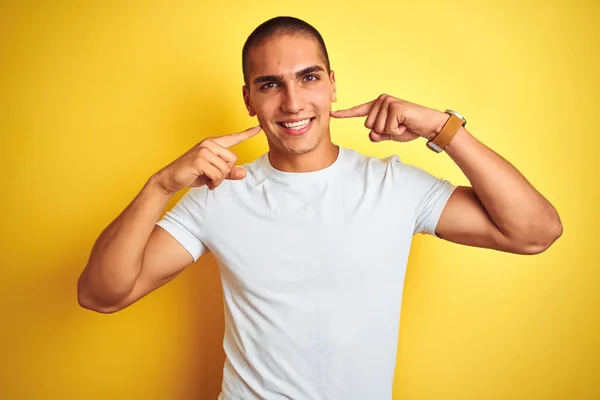 Homem Caucasiano Jovem Vestindo Casual Shirt Branca Sobre Fundo Isolado — Fotografia de Stock