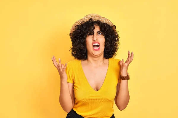 Mulher Árabe Jovem Com Cabelo Encaracolado Vestindo Shirt Chapéu Sobre — Fotografia de Stock