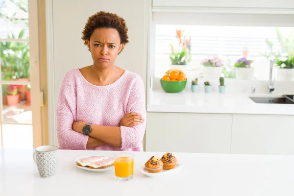 Mujer Afroamericana Joven Comiendo Desayunos Por Mañana Casa Escéptica Nerviosa — Foto de Stock