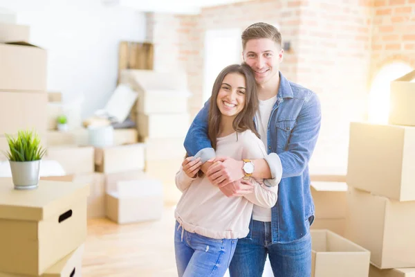 Schönes junges Paar zieht in ein neues Zuhause, steht auf neuer apa — Stockfoto