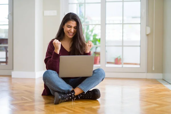 Mujer Joven Usando Ordenador Portátil Sentado Suelo Muy Feliz Emocionado —  Fotos de Stock