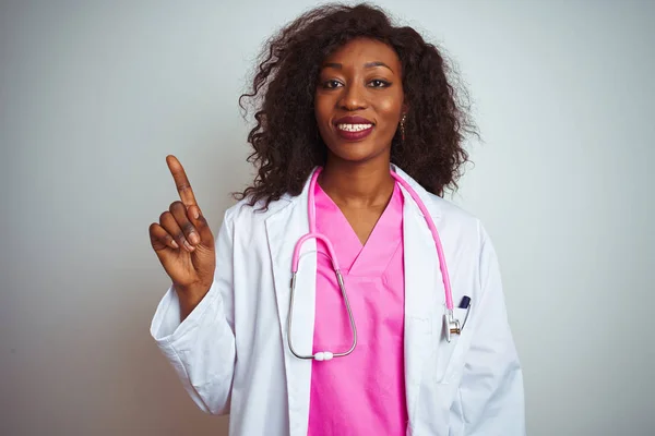 Médecin Afro Américain Femme Portant Stéthoscope Rose Sur Fond Blanc — Photo