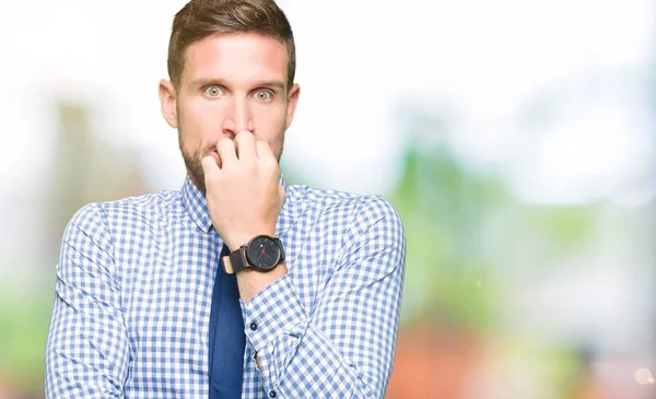 Beau Homme Affaires Portant Cravate Regardant Stressé Nerveux Avec Les — Photo