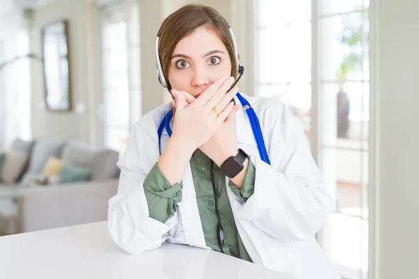 Belle Jeune Femme Médecin Portant Casque Choqué Couvrant Bouche Avec — Photo