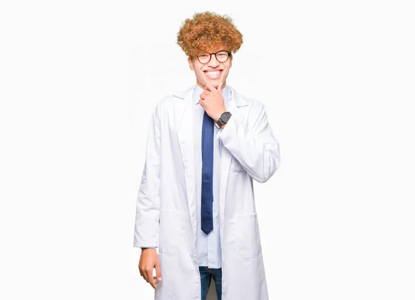 Joven Hombre Científico Guapo Con Gafas Mirando Con Confianza Cámara —  Fotos de Stock