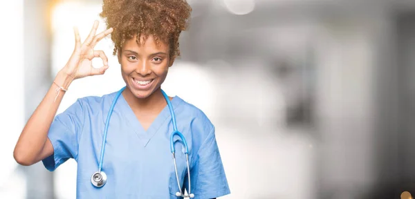 Junge Afrikanisch Amerikanische Ärztin Mit Isoliertem Hintergrund Lächelt Positiv Und — Stockfoto