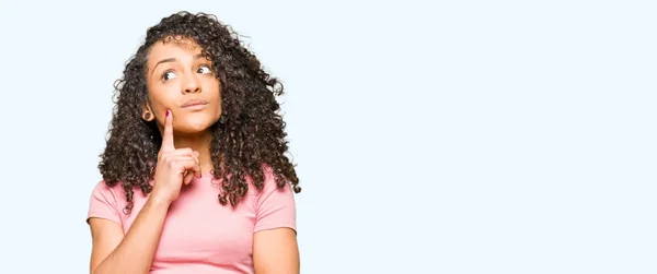 Giovane Bella Donna Con Capelli Ricci Indossa Una Shirt Rosa — Foto Stock