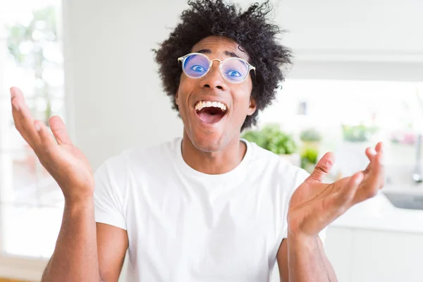 Hombre Afroamericano Con Gafas Celebrando Loco Sorprendido Por Éxito Con —  Fotos de Stock