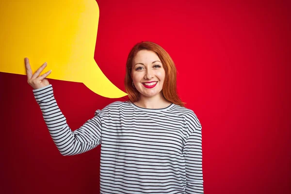 Junge Schöne Rothaarige Frau Mit Gelber Sprechblase Über Rotem Isoliertem — Stockfoto