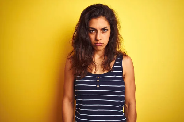 Jovem Mulher Bonita Vestindo Camiseta Listrada Sobre Fundo Amarelo Isolado — Fotografia de Stock