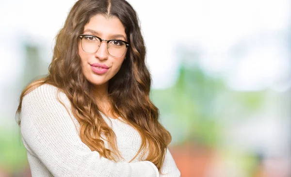 Giovane Bella Donna Con Gli Occhiali Volto Felice Sorridente Con — Foto Stock