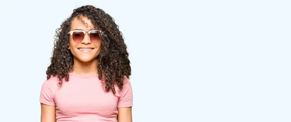 Jeune Belle Femme Aux Cheveux Bouclés Portant Des Lunettes Soleil — Photo