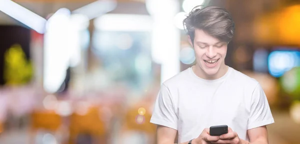 Молодой Человек Помощью Смартфона Изолированном Фоне Счастливым Лицом Стоя Улыбаясь — стоковое фото