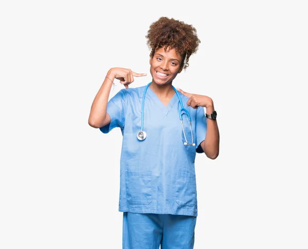 Młody Lekarz African American Kobieta Białym Tle Uśmiechający Się Pewnie — Zdjęcie stockowe