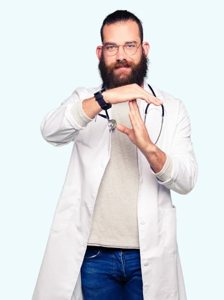 Joven Doctor Rubio Con Barba Usando Abrigo Médico Haciendo Gesto —  Fotos de Stock