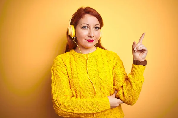 Giovane Donna Rossa Che Ascolta Musica Utilizzando Cuffie Sfondo Giallo — Foto Stock