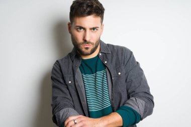 Yakışıklı delikanlı possing ve modelleme gri izole backg üzerinde