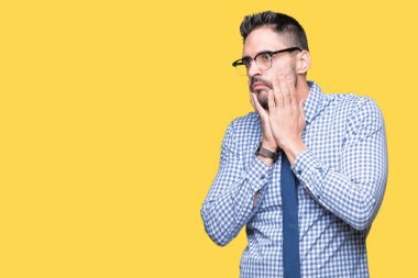 Yüz, depresyon ve üzüntü, kapsayan izole arka plan yorgun eller üzerinde gözlüklü genç iş adamı üzgün ve sorun için tahriş