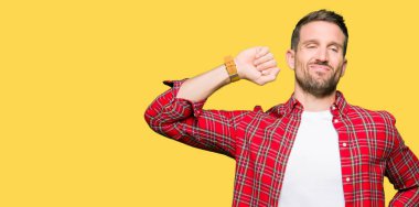 Casual Gömlek geri, germe giyen yakışıklı adam yorgun ve rahat, Uykulu ve erken sabah esneme