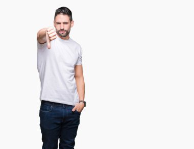 Mutsuz ve kızgın ret gösterilen ve başparmak aşağı hareketi ile negatif seyir izole arka plan üzerinde rahat beyaz t-shirt giyen genç adam. Kötü ifade.