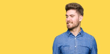 Casual kot gömlek uzak tarafına gülümseme ile yüzünde, doğal ifade arıyorum giyen genç yakışıklı sarışın adam. Kendine güvenen gülüyor.