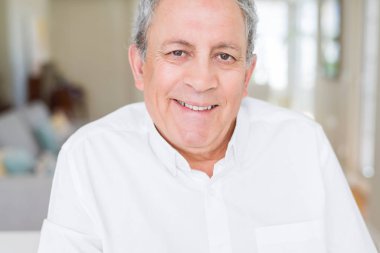 Emin gülümseyen yakışıklı komuta sizde