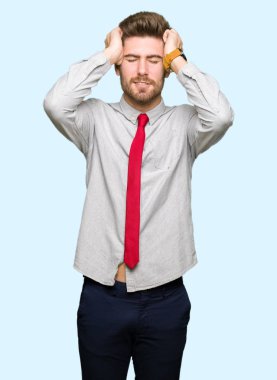 Genç yakışıklı iş adam çünkü umutsuz ve stresli baş ağrısı acı acı ve migren. Ellerini kafasına.