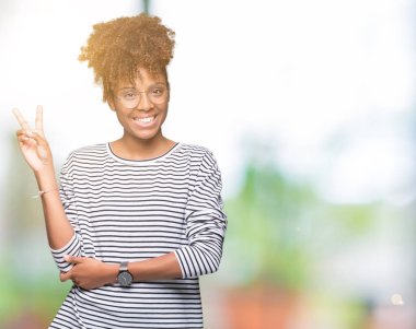 Mutlu yüz zafer işareti yaparken kameraya göz kırpıyor ile gülümseyen izole arka plan üzerinde gözlük güzel genç Afro-Amerikan kadın. İki numaralı.