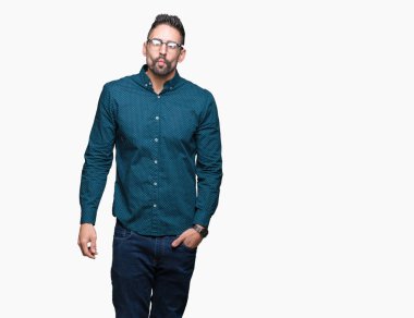 Genç yakışıklı iş adamı izole arka plan yapma balık yüzüne dudaklı, çılgın ve komik bir jest gözlük takıyorum. Komik ifade.