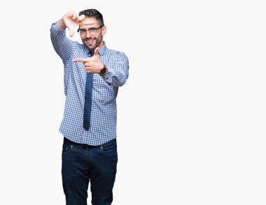 Elle yapma çerçeve ve parmakları ile mutlu yüz gülümseyen izole arka plan üzerinde gözlük takan genç iş adamı. Yaratıcılık ve Fotoğrafçılık kavramı.