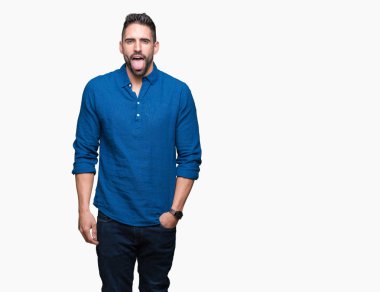 Yakışıklı delikanlı dilini izole arka plan üzerinde out komik ifade ile mutlu. Duygu kavramı.