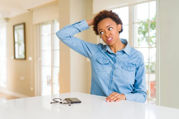 Jovem Bela Mulher Afro Americana Confundir Perguntar Sobre Questão Incerto — Fotografia de Stock