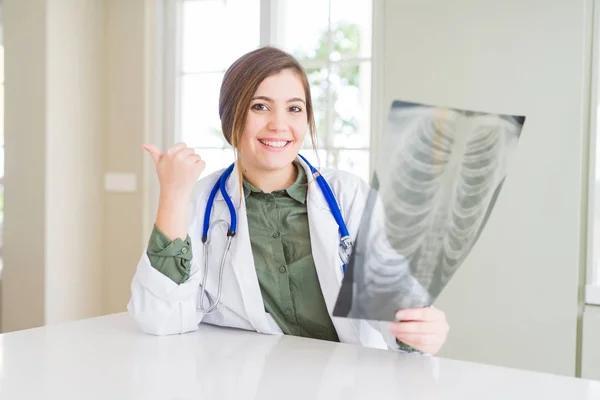 Mooie Jonge Dokter Vrouw Kijken Naar Borst Radiografie Aanwijzen Tonen — Stockfoto