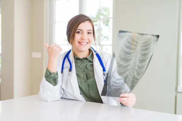 Bella Giovane Donna Medico Guardando Radiografia Petto Puntando Mostrando Con — Foto Stock