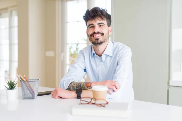 Hombre de negocios joven guapo sonriendo alegre a la cámara con —  Fotos de Stock