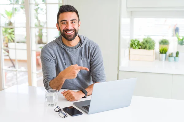 Bonito Homem Hispânico Trabalhando Usando Laptop Computador Muito Feliz Apontando — Fotografia de Stock